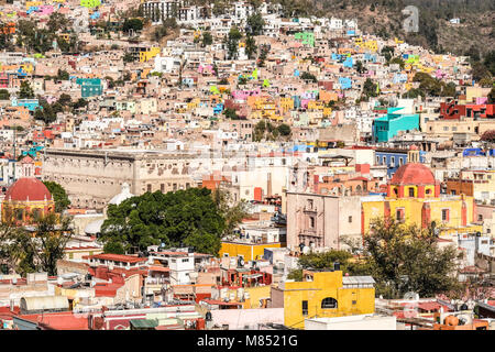 Bunte beengten Häuser am Hang des/Guanajuato, Mexiko Stockfoto