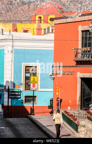 Ein einsamer Mann auf der Straße mit Kopfsteinpflaster zwischen bunten Häuser in Guanajuato, Mexiko Stockfoto