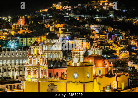 Eine Nacht Blick von oben von Bacilica Unserer Lieben Frau von Guanajuato, der Universität von Guanajuato, und die Lichter von Häusern am Hang Stockfoto