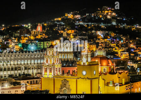 Eine Nacht Blick von oben von Bacilica Unserer Lieben Frau von Guanajuato, der Universität von Guanajuato, und die Lichter von Häusern am Hang Stockfoto