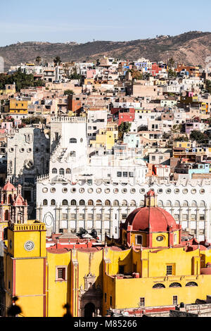 Ein Blick von Oben von Bacilica Unserer Lieben Frau von Guanajuato, der Universität von Guanajuato, und die bunten Häuser am Hang Stockfoto