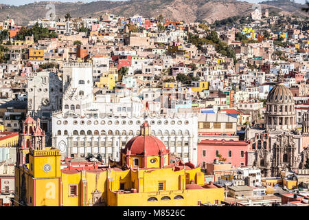 Ein Blick von Oben von Bacilica Unserer Lieben Frau von Guanajuato, der Universität von Guanajuato, und die bunten Häuser am Hang Stockfoto