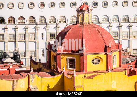 Ein Blick von Oben von Bacilica Unserer Lieben Frau von Guanajuato, der Universität von Guanajuato, und die bunten Häuser am Hang Stockfoto