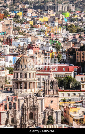 Blick von oben auf die Kathedrale und bunten Häusern am Hang von Guanajuato, Mexiko Stockfoto