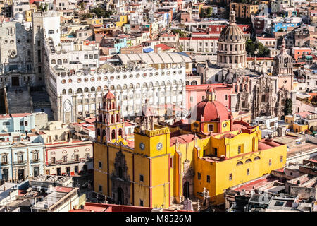 Ein Blick von Oben von Bacilica Unserer Lieben Frau von Guanajuato, der Universität von Guanajuato, und die bunten Häuser am Hang Stockfoto