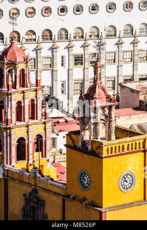 Ein Blick von Oben von Bacilica Unserer Lieben Frau von Guanajuato, der Universität von Guanajuato, und die bunten Häuser am Hang Stockfoto