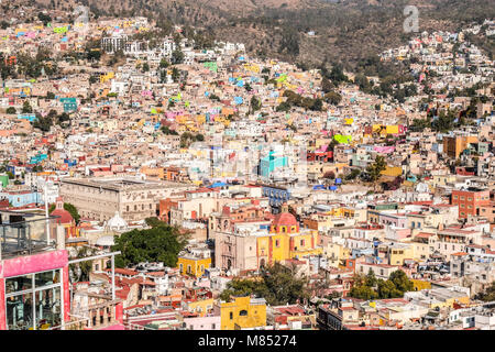 Ein Blick von Oben von Bacilica Unserer Lieben Frau von Guanajuato, der Universität von Guanajuato, und die bunten Häuser am Hang Stockfoto