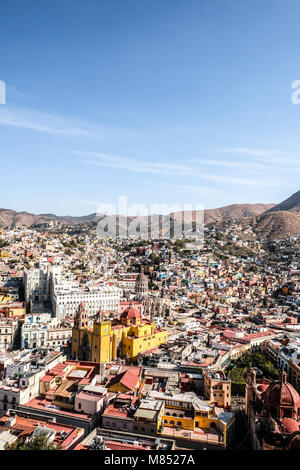 Ein Blick von Oben von Bacilica Unserer Lieben Frau von Guanajuato, der Universität von Guanajuato, und die bunten Häuser am Hang Stockfoto