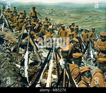 Koloriertes Foto von japanischen Soldaten, die während des Russisch-Japanischen Krieges in einem Berggraben ruhen, Port Arthur, China, 1905. (Foto von Burton Holmes) Stockfoto