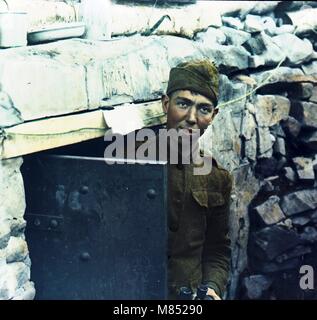 Koloriertes Porträt eines amerikanischen Soldaten, der während des Ersten Weltkrieges in einem Bunker stand, Frankreich, 1918. (Foto von Burton Holmes) Stockfoto