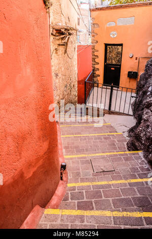Steile Stufen auf schmalen Gasse zwischen bunten Häuser in Guanajuato, Mexiko Stockfoto