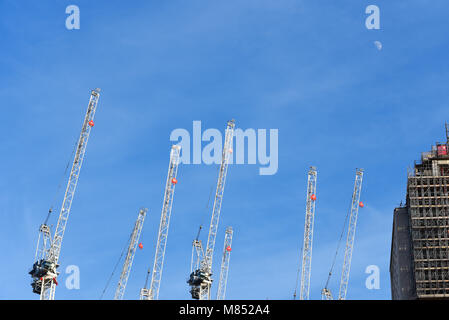 Southbank Place, Belvedere Gardens, Waterloo, London. Braeburn Estates, Grid Architects. Terex Turmdrehkrane. Konstruktion Stockfoto