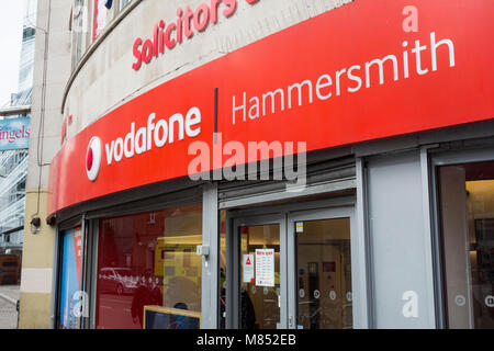 Vodafone Store auf Hammersmith Broadway, Hammersmith, London W6 Stockfoto