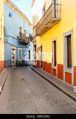Engen, kopfsteingepflasterten Weg zwischen bunten Häuser in Guanajuato, Mexiko Stockfoto