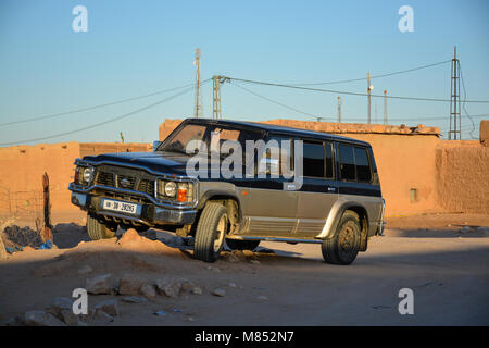 Nissan Patrol 4x4 Fahrzeug, von der Straße in Smara geparkt, sahrauischen Flüchtlinge Camp. Stockfoto