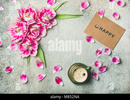 Tasse Kaffee, Tulpe Blumen und Zeichen glücklich, kopieren Raum Stockfoto