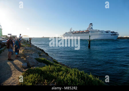 Menschen farewelling Kreuzfahrtschiff Astor Abflug von Fremantle, Western Australia Stockfoto