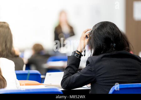 Student Studium schwer in der Klasse Stockfoto