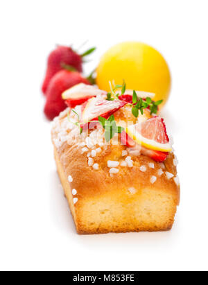 Hausgemachte lemon Loaf mit Erdbeer isoliert auf weißem Stockfoto