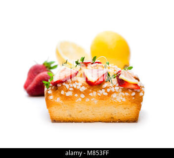 Hausgemachte lemon Loaf mit Erdbeer Schichten isoliert auf weißem Stockfoto