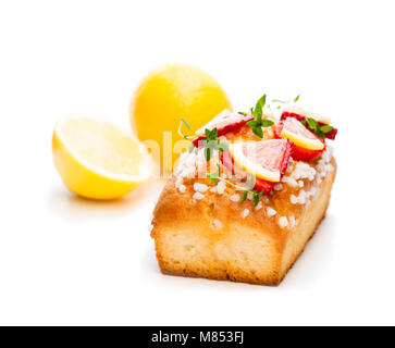 Hausgemachte lemon Loaf mit Erdbeer Schichten isoliert auf weißem Stockfoto
