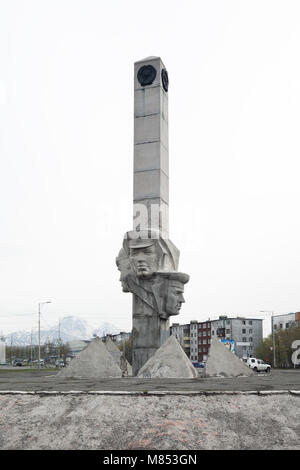 Petropavlovsk Kamchatsky Stadt, Halbinsel Kamtschatka: Stela, Denkmal von Kamtschatka Frontier-Guards Herrlichkeit. Foto am Tag der Bundesgrenzschutz genommen. Stockfoto