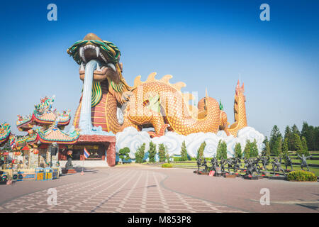 Bunte Drachen Säule bei chinesischen Schrein steigen in blauer Himmel Stockfoto