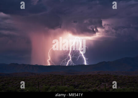 Während eines Gewitters im Sommer treffen Blitzschläge auf die Four Peaks Mountain Range in der Nähe von Phoenix, Arizona Stockfoto