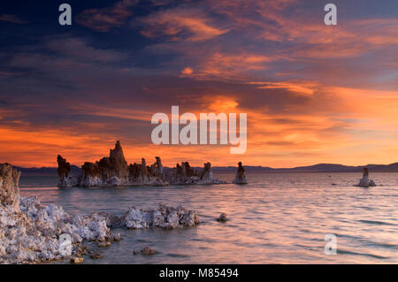 Dämmerung am South Tufa, Mono Basin National Forest Scenic Area, Mono Lake Tuffstein State Reserve, Kalifornien Stockfoto