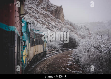 Zug Passagier Perspektive der Wicklung Verde Canyon Railroad mit Schnee, die Bäume und die Felsformationen der Verde Canyon, in der Nähe von Ludlow, Stockfoto