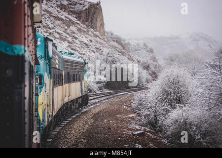 Zug Passagier Perspektive der Wicklung Verde Canyon Railroad mit Schnee, die Bäume und die Felsformationen der Verde Canyon, in der Nähe von Ludlow, Stockfoto