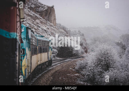 Zug Passagier Perspektive der Wicklung Verde Canyon Railroad mit Schnee, die Bäume und die Felsformationen der Verde Canyon, in der Nähe von Ludlow, Stockfoto