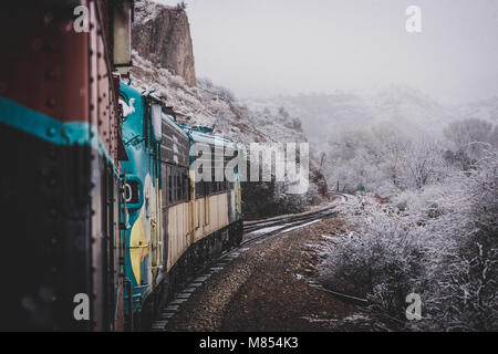 Zug Passagier Perspektive der Wicklung Verde Canyon Railroad mit Schnee, die Bäume und die Felsformationen der Verde Canyon, in der Nähe von Ludlow, Stockfoto