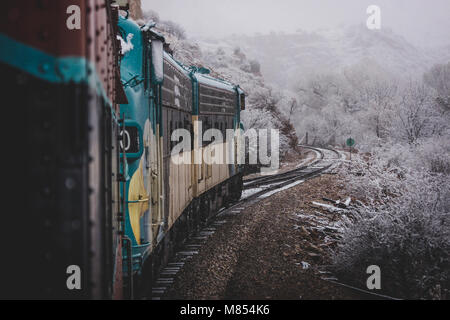 Zug Passagier Perspektive der Wicklung Verde Canyon Railroad mit Schnee, die Bäume und die Felsformationen der Verde Canyon, in der Nähe von Ludlow, Stockfoto