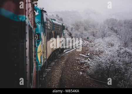 Zug Passagier Perspektive der Wicklung Verde Canyon Railroad mit Schnee, die Bäume und die Felsformationen der Verde Canyon, in der Nähe von Ludlow, Stockfoto