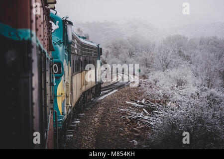 Zug Passagier Perspektive der Wicklung Verde Canyon Railroad mit Schnee, die Bäume und die Felsformationen der Verde Canyon, in der Nähe von Ludlow, Stockfoto