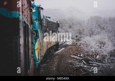 Zug Passagier Perspektive der Wicklung Verde Canyon Railroad mit Schnee, die Bäume und die Felsformationen der Verde Canyon, in der Nähe von Ludlow, Stockfoto