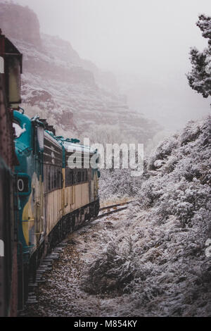 Zug Passagier Perspektive der Wicklung Verde Canyon Railroad mit Schnee, die Bäume und die Felsformationen der Verde Canyon, in der Nähe von Ludlow, Stockfoto