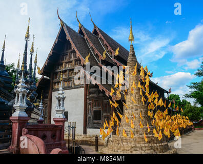 Alte buddhistische Tempel mit gelben Flaggen in Chiang Mai, Thailand. Chiang Mai ist eine der bekanntesten touristischen Destinationen in Thailand. Stockfoto