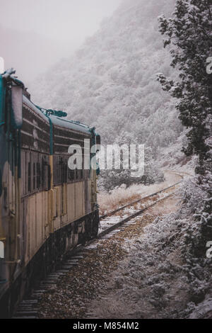 Zug Passagier Perspektive der Wicklung Verde Canyon Railroad mit Schnee, die Bäume und die Felsformationen der Verde Canyon, in der Nähe von Ludlow, Stockfoto