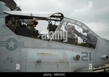 Us-Marines Maj. Mark Koval (links) und Oberst Christopher Patton (rechts) Vorbereitung für den letzten Flug der AH-1W Super Cobra Hubschraubern' mit Marine Light Attack Helicopter Squadron 367 Auf der Marine Corps Base Hawaii, 13. März 2018. Die Marines durchgeführt und anderthalb Stunden langen Flug rund um die Insel Oahu, als ihren Abschied von der Flugzeuge. Koval, ein Eingeborener von Wittling, Indiana, ist der Operations Officer von HMLA-367, Marine Flugzeuge Gruppe 24. Patton, ein Eingeborener von St. Louis, Missouri, ist der kommandierende Offizier der MAG-24. (U.S. Marine Corps Foto von Sgt. Kathy Nunez) Stockfoto