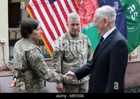 Us-Verteidigungsminister James Mattis besucht der entschlossenen Unterstützung Mission Hauptquartier in Kabul, Afghanistan, Treffen mit General John Nicholson, der entschlossenen Unterstützung Commander, und andere hochrangige NATO und afghanische Vertreter sowohl der militärischen Anstrengungen und das Potenzial für den Frieden zwischen den Taliban und der afghanischen Regierung zum 13. März 2018 zu diskutieren. (Fotos von Erickson Barnes) Stockfoto