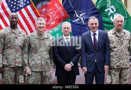 Us-Verteidigungsminister James Mattis besucht der entschlossenen Unterstützung Mission Hauptquartier in Kabul, Afghanistan, Treffen mit General John Nicholson, der entschlossenen Unterstützung Commander, und andere hochrangige NATO und afghanische Vertreter sowohl der militärischen Anstrengungen und das Potenzial für den Frieden zwischen den Taliban und der afghanischen Regierung zum 13. März 2018 zu diskutieren. (Fotos von Erickson Barnes) Stockfoto