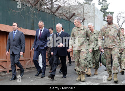 Us-Verteidigungsminister James Mattis besucht der entschlossenen Unterstützung Mission Hauptquartier in Kabul, Afghanistan, Treffen mit General John Nicholson, der entschlossenen Unterstützung Commander, und andere hochrangige NATO und afghanische Vertreter sowohl der militärischen Anstrengungen und das Potenzial für den Frieden zwischen den Taliban und der afghanischen Regierung zum 13. März 2018 zu diskutieren. (Fotos von Erickson Barnes) Stockfoto