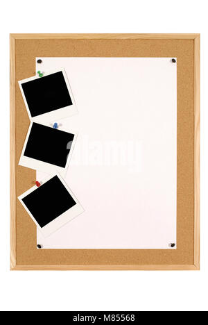 Cork Ankündigung oder Bulletin Board mit Holzrahmen und großes Blatt weißes Normalpapier mit leeren Instant kamera Fotoprints isoliert auf einem weißen backgrou Stockfoto