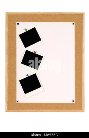 Cork Ankündigung oder Bulletin Board mit Holzrahmen und großes Blatt weißes Normalpapier mit leeren Instant kamera Fotoprints isoliert auf einem weißen backgrou Stockfoto