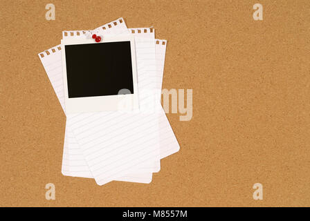 Cork Ankündigung oder Bulletin Board mit leeren Instant kamera Photo Print und mehrere Blatt unordentlich zerrissen Briefpapier. Platz für Kopieren. Stockfoto