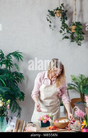 Frau florist bildet einen schönen Blumenstrauß in eigenen Blumenladen Stockfoto