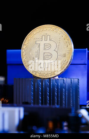 Bild von virtueller Währung, bitcoin und Prozessor auf dunklem Hintergrund Stockfoto