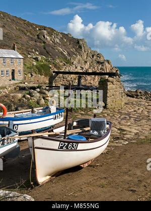 Cornish Fischerboote und Ankerwinde boot Winde auf helling bei Penberth Cove, Cornwall, England, Großbritannien. Die Lage war während der Dreharbeiten der TV-Serie Poldark verwendet Stockfoto